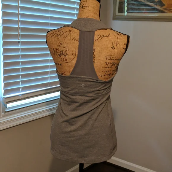 Lululemon tank size 8 - Picture 2 of 6